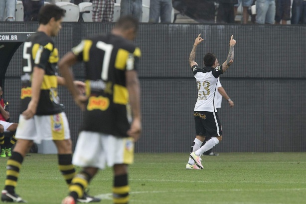 Fagner comemora o primeiro gol contra o Novorizontino, o primeiro dos dois marcados naquele duelo pelo Paulistão 2016; para o lateral, o mais bonito dele no estádio