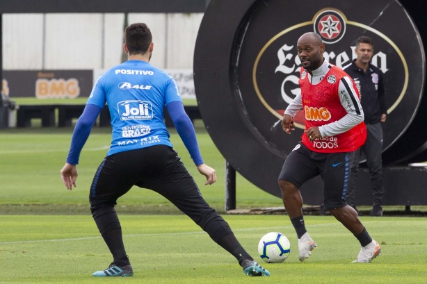 Vagner Love voltam aos treinos para último compromisso do Timão no ano