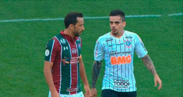 Fagner não perdoou a trombada que levou de Nenê, sem bola