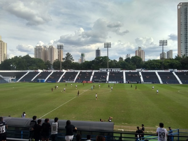 Parque So Jorge teve pblico barulhento apesar de pouco numeroso nesta segunda