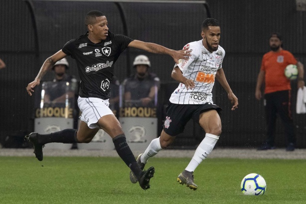 Everaldo teve poucas atuações pelo Corinthians e ainda sofreu com problema no púbis
