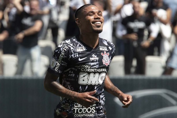 Júnior Urso assinou por três temporadas com o Corinthians