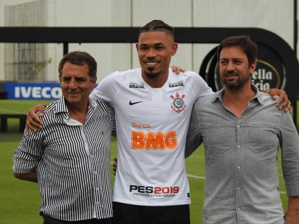 Júnior Urso foi apresentado como reforço do Corinthians em fevereiro