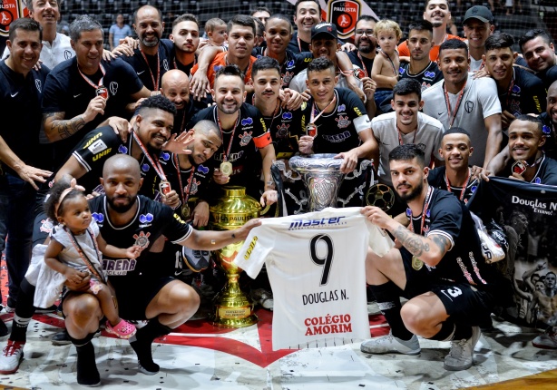 Jogadores do Corinthians homenagearam Douglas durante a conquista da Liga Paulista