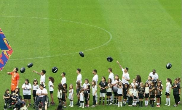 Jogadores soltaram balões para homenagear vítimas de atentado