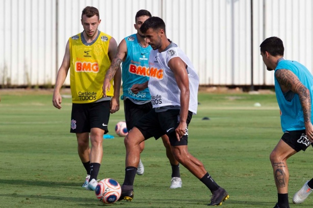 Elenco do Corinthians se dividiu em quatro grupos para trabalho de posse de bola