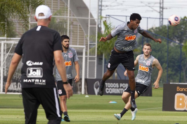 Zagueiros, laterais e volantes treinam cabeceios e saída de bola