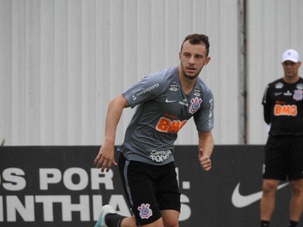Carlos Augusto treinando como centroavante numa espécie de curinga