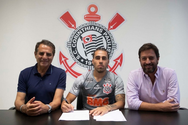 Gabriel foi mais um a assinar novo contrato com o Corinthians
