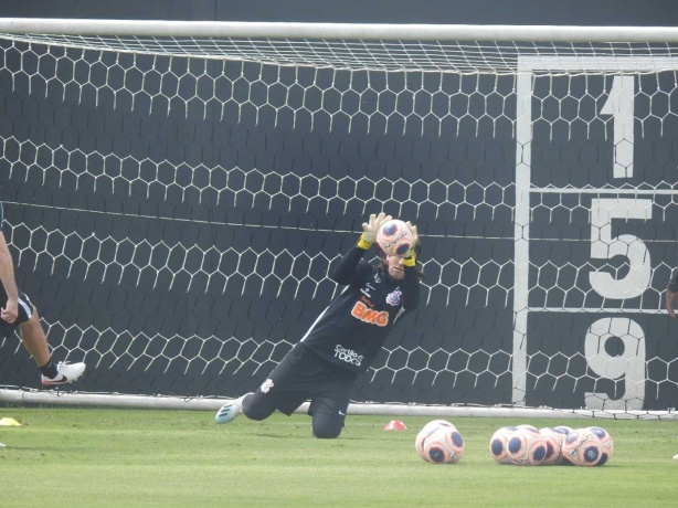 Goleiro no mostrou dificuldades durante o treino desta manh