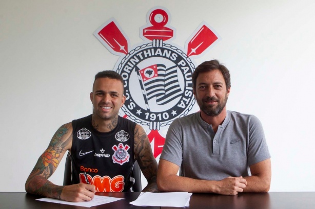 Luan assinou contrato com o Corinthians neste sábado