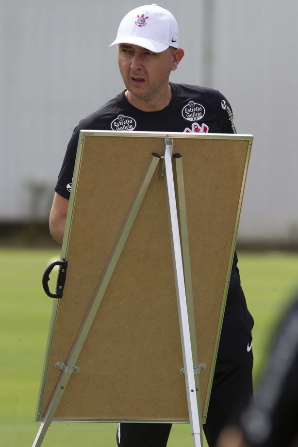 Tiago Nunes coloca no papel o time ideal do Corinthians
