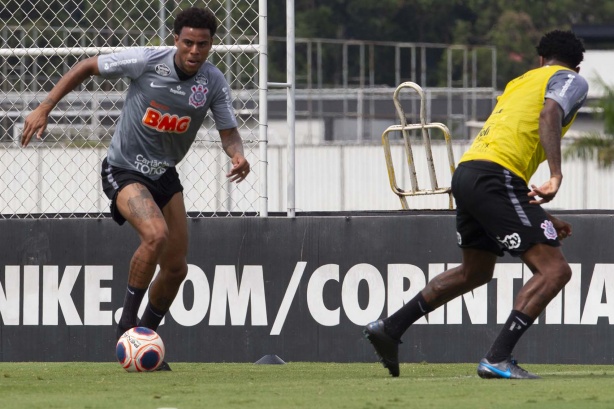 Zagueiro Gil no treino desta manhã no CT Joaquim Grava