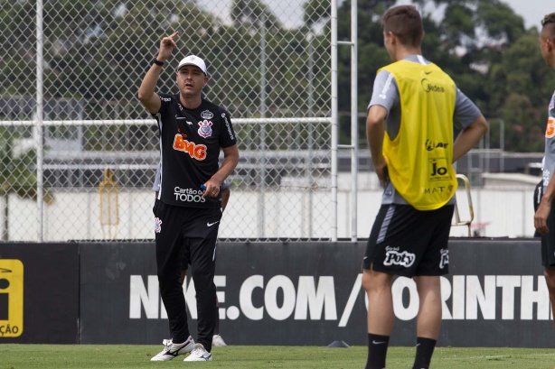 Professor Tiago Nunes no treino desta manhã no CT Joaquim Grava