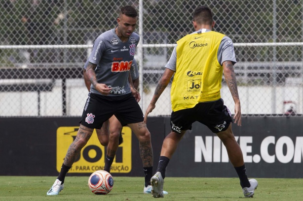Meia-atacante Luan no treino desta manhã no CT Joaquim Grava