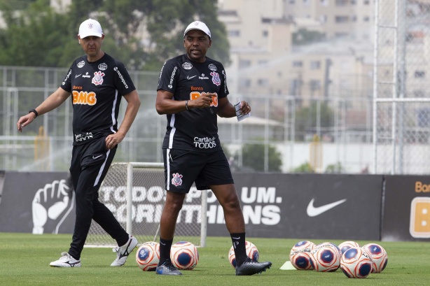 Tiago Nunes no treino desta manhã no CT Joaquim Grava