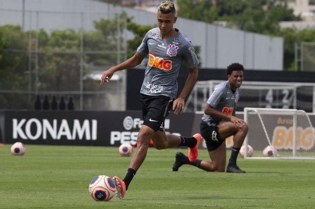 Victor Cantillo no treino desta manhã no CT Joaquim Grava