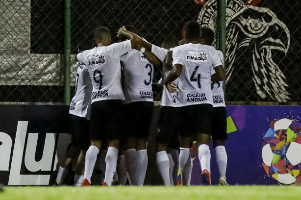 Elenco do Timãozinho comemora gol no jogo contra o Cuiabá, pela Copinha 2020