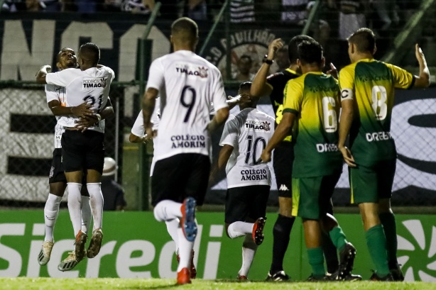 Jogadores do Corinthians no jogo contra o Cuiabá, pela Copinha 2020
