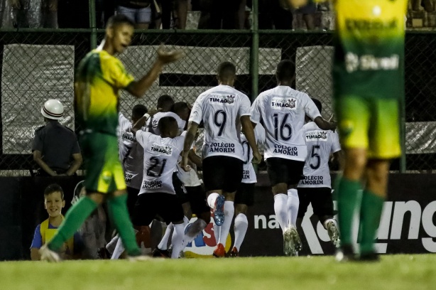 Jogadores do Timãozinho comemorando gol no jogo contra o Cuiabá, pela Copinha 2020