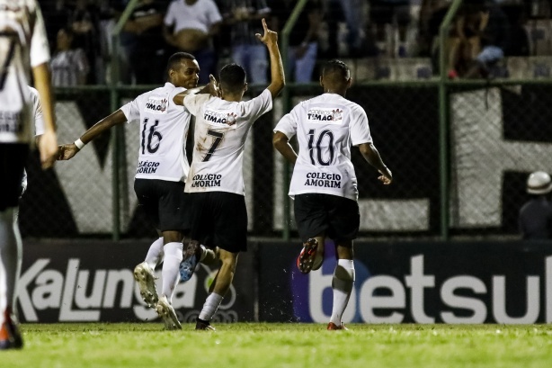 Jogadores do Timãozinho no jogo contra o Cuiabá, pela Copinha 2020