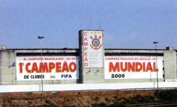 Em 2007, a frase "1 Campeo Mundial de Clubes da Fifa 2000" escrita em vermelho na Fazendinha, que chamava ateno de quem passava pela Marginal Tiet, precisou ser retirada