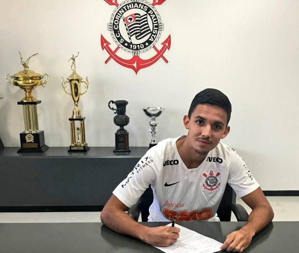 Jogador assinou contrato de dois anos com o Timão