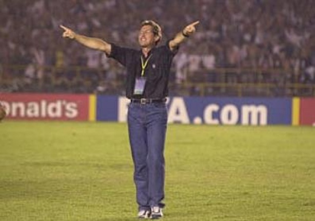 Momento em que Oswaldo de Oliveira olha para a arquibancada e faz o gesto histórico de abraço