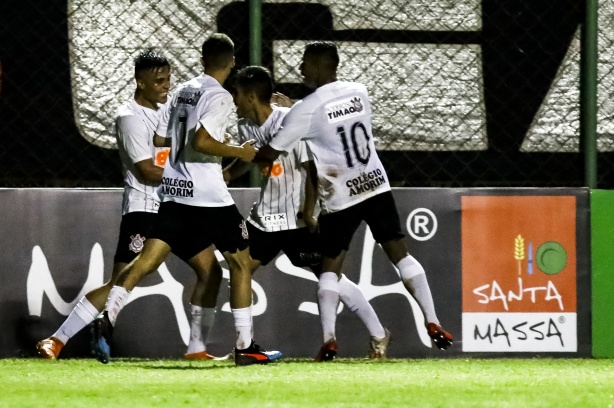 Jogadores do Timãozinho comemorando gol contra o Juventude