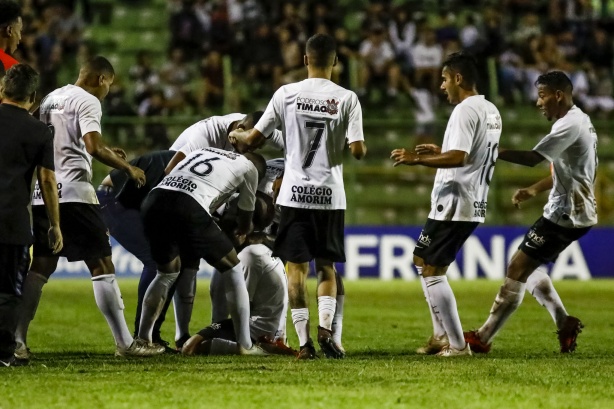 Jogadores do Corinthians no duelo contra Juventude, pela Copinha 2020