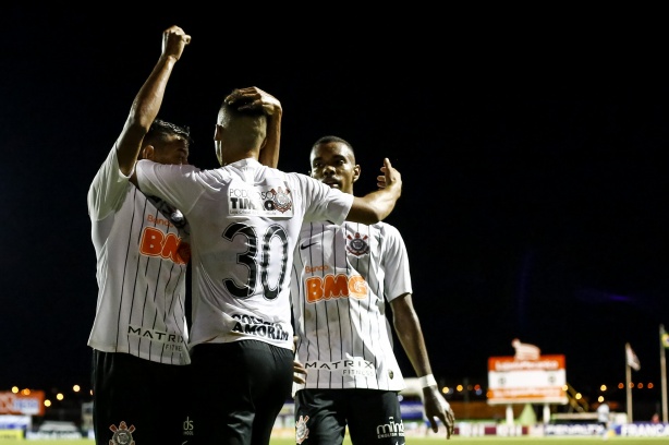 Elenco do Timãozinho comemora gol contra o Juventude