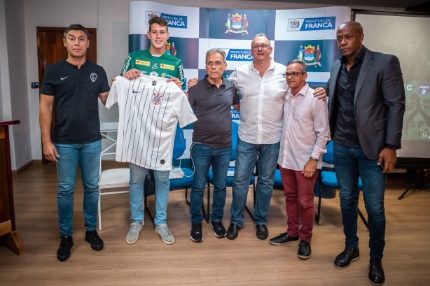 Yamada e Nujud, responsáveis pela base, ao lado de Alemão e dos dirigentes da Francana