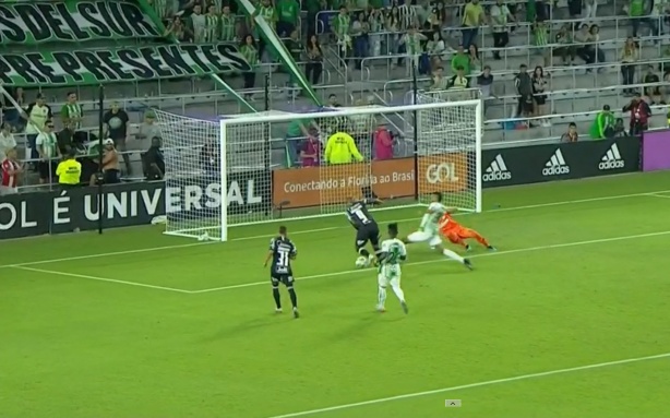 Vagner Love perdeu chance cara a cara com o gol adversário