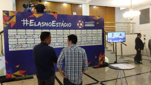 Homens ficaram no saguo de entrada da FPF enquanto a coletiva passava na TV