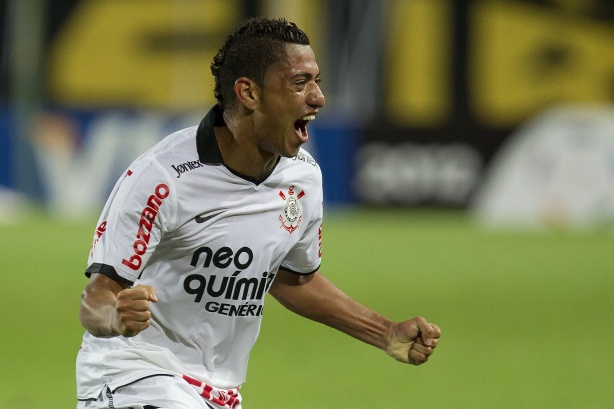 Volante marcou o primeiro gol do Timão na Libertadores de 2012