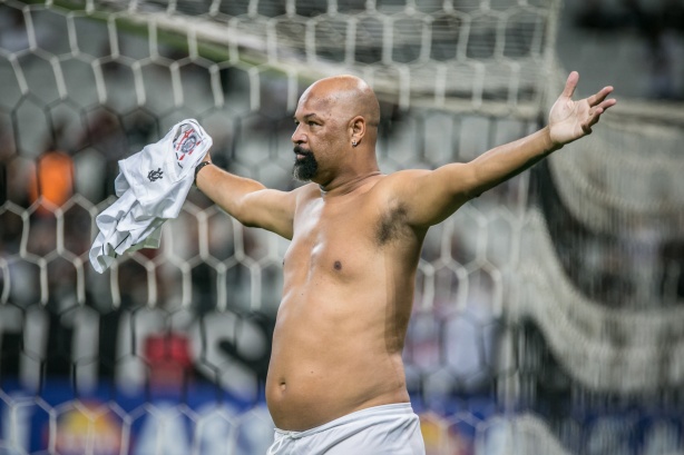 Campeão Mundial em 2000, Dinei esteve na Arena Corinthians