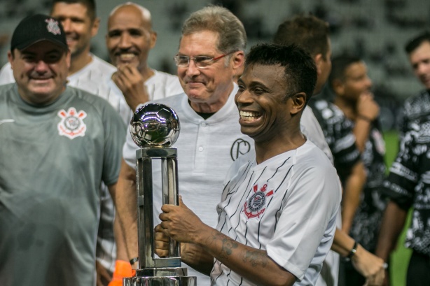 Edílson segura a taça do Mundial de 2000 ao lado de Oswaldo de Oliveira
