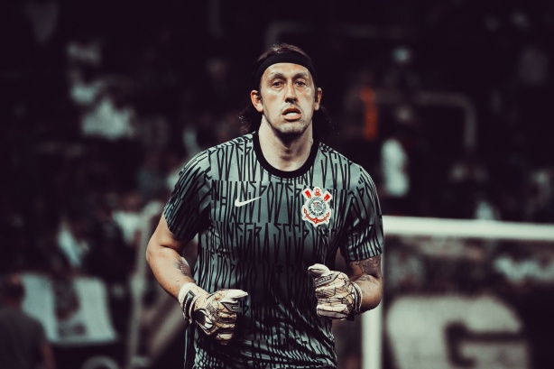 Goleiro Cássio se aquece para duelo contra o Botafogo-SP