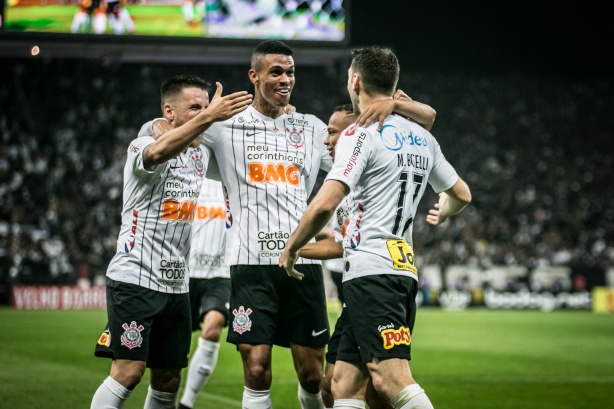 Ramiro, Richard e Boselli comemorando o gol do argentino contra o Botafogo-SP