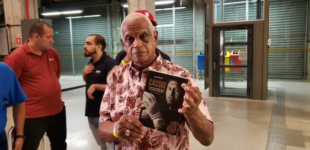 Aguinaldo adquiriu um exemplar e esperou o início do evento para conhecer Cássio