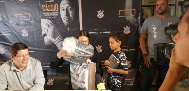 Crianças formaram boa parte da fila para receber autógrafos do goleiro