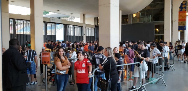 Fila foi grande para conseguir autógrafos do goleiro