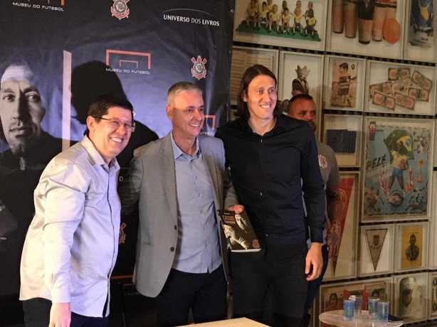 O técnico Tiago Nunes foi ao Museu do Futebol para prestigiar a ocasião