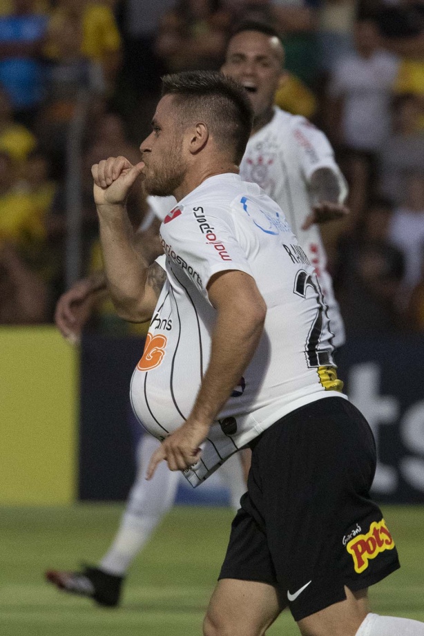 Ramiro durante comemoração de seu gol diante do Mirassol, pelo Paulista