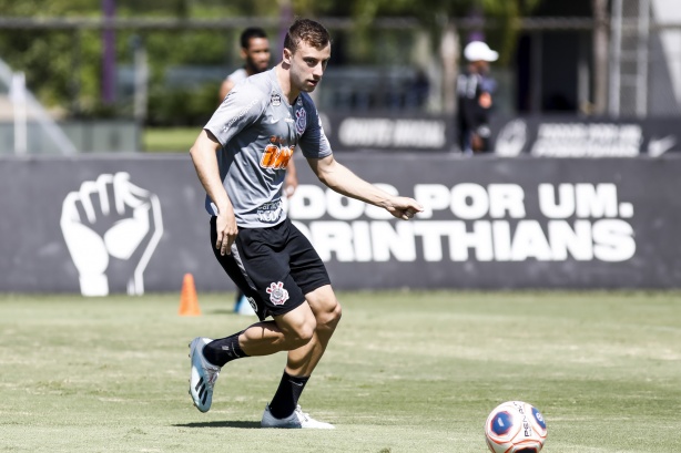 Lateral Carlos Augusto em treino no CT Joaquim Grava
