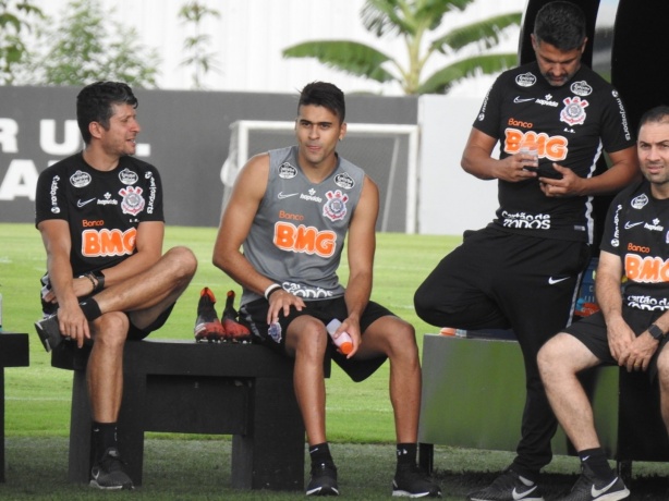Léo Santos reapareceu no gramado com visual novo: cabelo liso e bem penteado