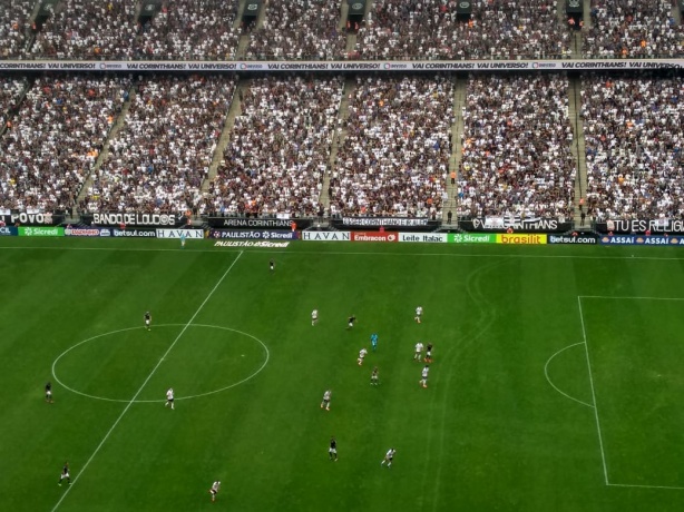 Corinthians, com duas linhas de 4, se montou assim para controlar a presso do Santos