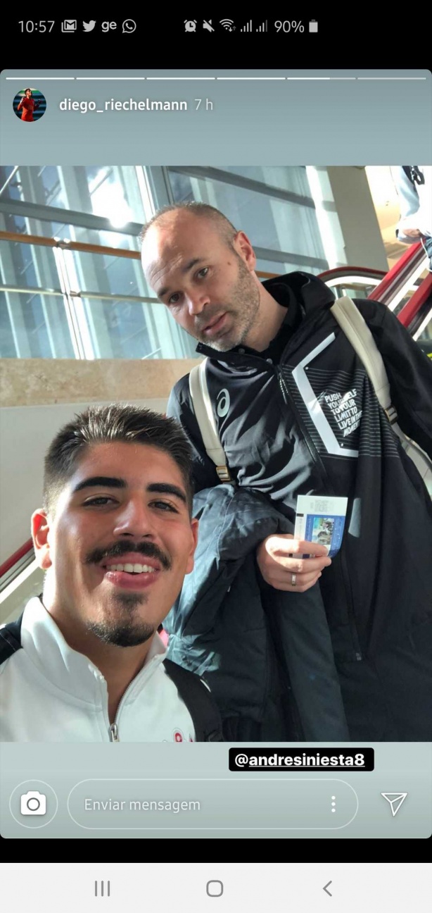 Elenco do Corinthians tietou Iniesta no aeroporto
