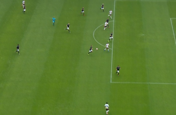 Lance do gol foi a regra do primeiro tempo: Cantillo abriu para Fagner na direita e, no balanço do ataque, Corinthians lotou a área santista