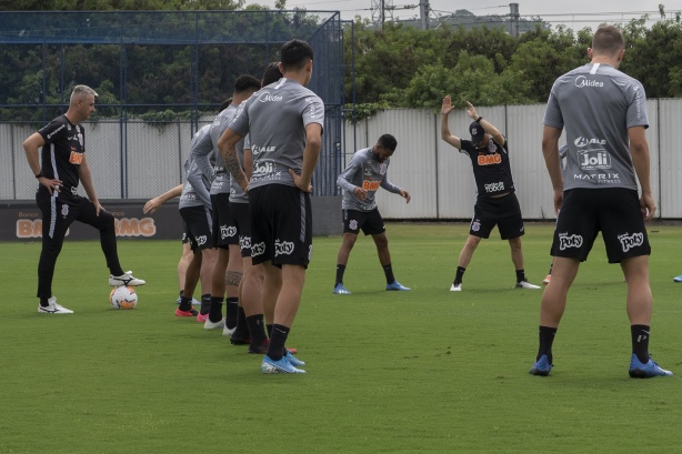 Elenco do Corinthians faz aquecimento no CT Joaquim Grava